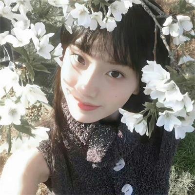 落在她身边